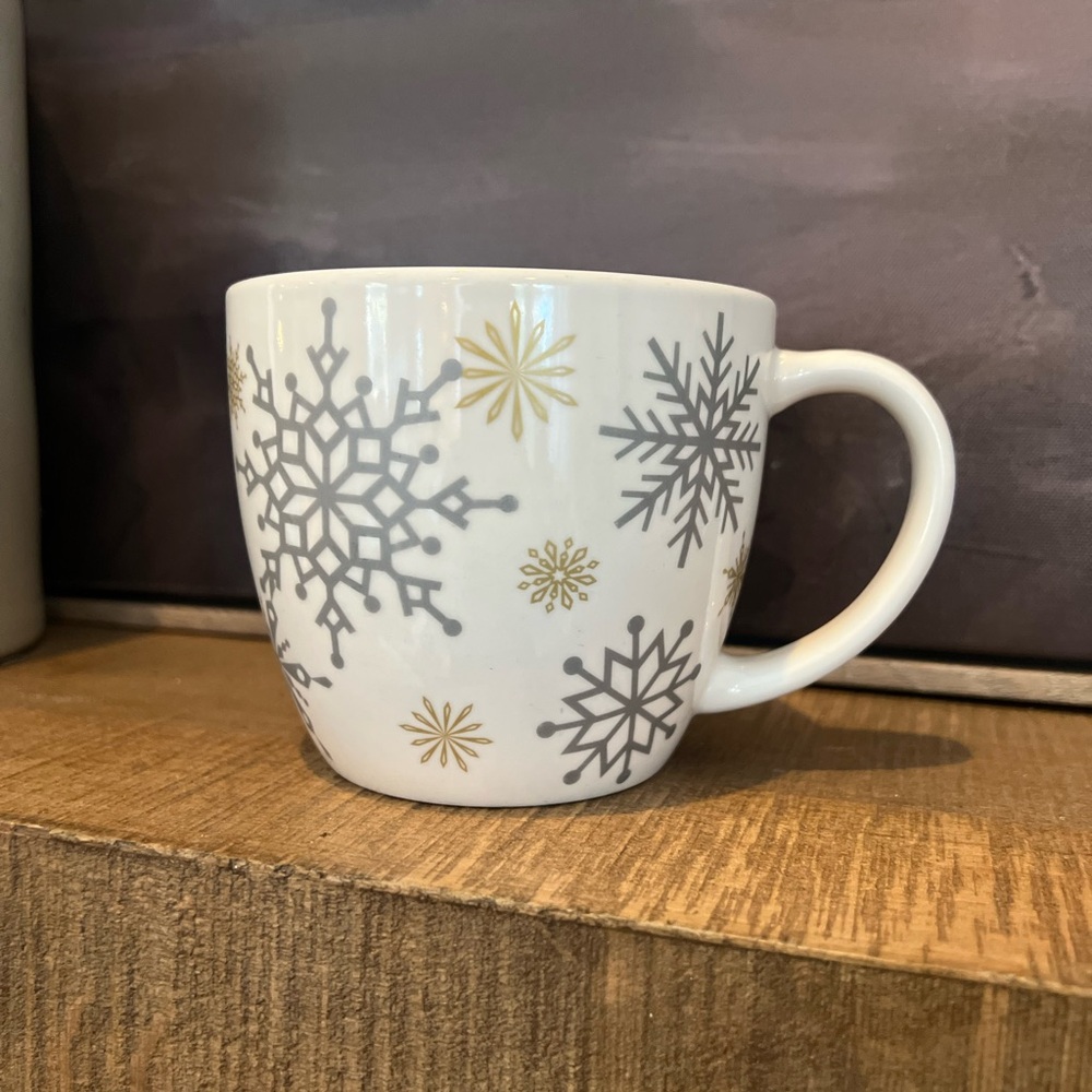 Starbucks 2009 Gold Silver Snowflake Winter White Coffee Tea Mug Cup 16 oz